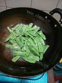 好吃蒜蓉炒宽豆角做法图解3)