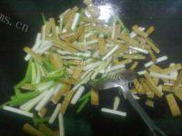 易做的韭菜炒豆干做法图解5)