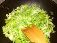 玉盘珍馐的芹菜炒肉丝做法图解5)