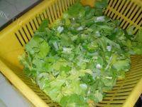 芹菜炒墨鱼做法图解2)