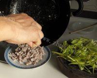 家常菜肉丝蒜黄做法图解7)