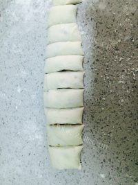 自制麻酱花卷做法图解6)