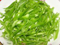 家常菜尖椒肉丝做法图解3)