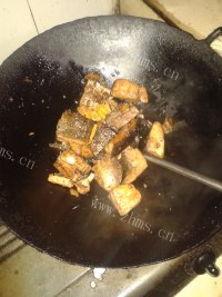 爆香的姜块鱼块做法图解3)