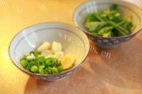 三文鱼炖豆腐做法图解1)