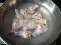 美味的鸡尾酒烧翅根做法图解3)