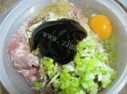 自己做的猪肉胡萝卜饺子做法图解3)
