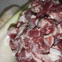 可口的牛肉炖萝卜做法图解2)