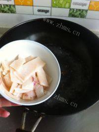家常菜芹菜炒鱿鱼做法图解2)