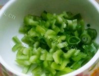 家常菜青椒炒土豆丝做法图解2)