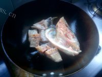 鲜美的鲢鱼头西红柿豆腐汤的做法图解四