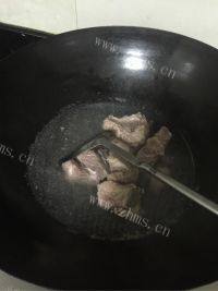美味的山药排骨汤做法图解3)