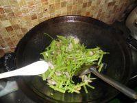 家常菜芹菜炒肉做法图解8)