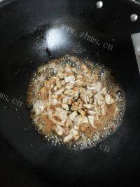 美味的白银豆炒肉做法图解4)