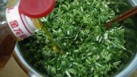 特色美食韭菜盒子做法图解7)