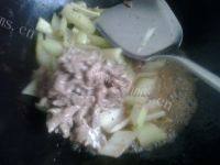 家常菜西芹炒牛肉做法图解7)
