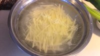家常菜泡椒土豆丝做法图解1)