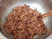 美味猪肉韭菜馅水饺做法图解3)