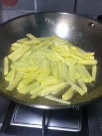 美味的刀豆炒土豆做法图解3)