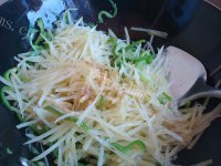 家常菜青椒土豆丝做法图解7)