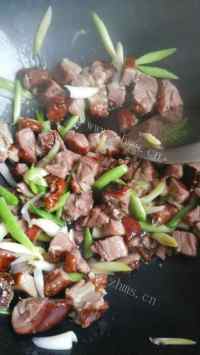 好吃的大蒜炒烟熏腊鸭腿做法图解5)