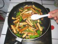 青椒炒豆腐干做法图解9)