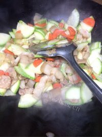 家常菜角瓜炒肉做法图解6)