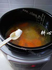 美味的胡萝卜山药鲫鱼汤