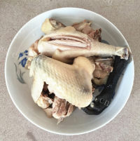 美味猴头菇煲土鸡汤做法图解4)