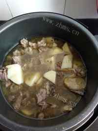 珍馐美味的牛肉炖土豆做法图解4)