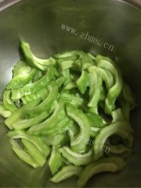 家常菜苦瓜肉片做法图解3)