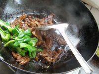 鲜嫩多汁的豌豆炒牛肉做法图解7)