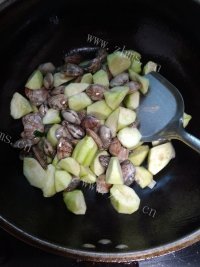 家常菜丝瓜炒花蛤做法图解5)