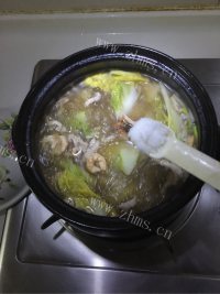 鲜香美味的肉丝虾仁粉丝煲做法图解6)