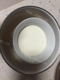 香脆的可可黑巧曲奇做法图解4)