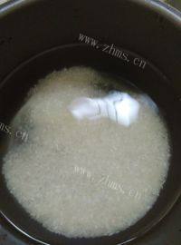美味的香菇滑鸡粥做法图解4)