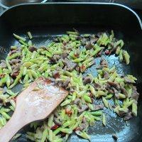 常吃不腻的春笋炒肉做法图解11)