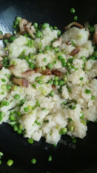色香味俱全的腊肉豌豆糯米饭做法图解7)