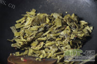 自制小炒农家酸芋荷做法图解2)