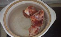 家常菜炖肘子做法图解1)