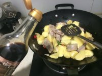 家常菜土豆焖排骨做法图解6)