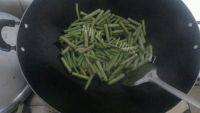 自制蒜香豆角做法图解2)