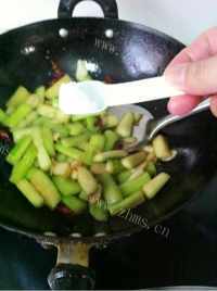 家常菜辣椒炒丝瓜做法图解8)