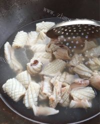 美味的青椒炒鱿鱼做法图解3)