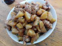 家常菜土豆焖鸡翅