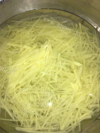 热腾腾的凉拌土豆丝做法图解2)
