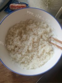 美味的肉松卷寿司做法图解5)