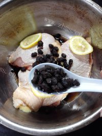 美味的腐乳豆豉蒸鸡做法图解6)