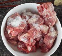 美味的冬瓜排骨汤做法图解2)