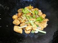美味的肉片焖豆泡做法图解8)